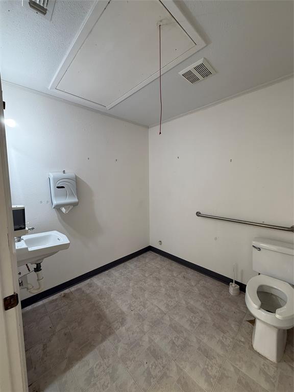 101 E 3rd Street Property Photo 15
