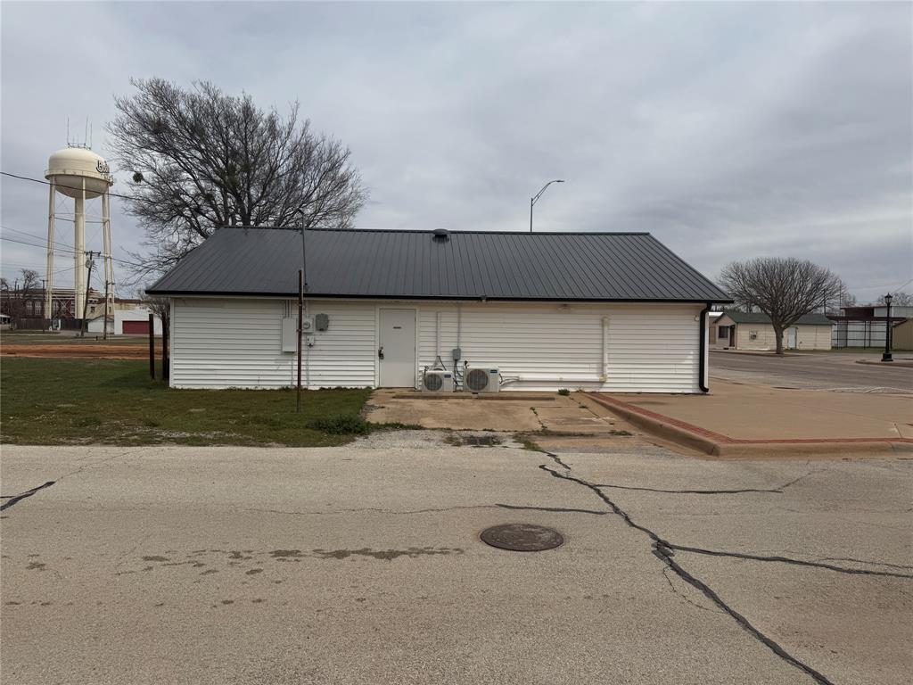 101 E 3rd Street Property Photo 18