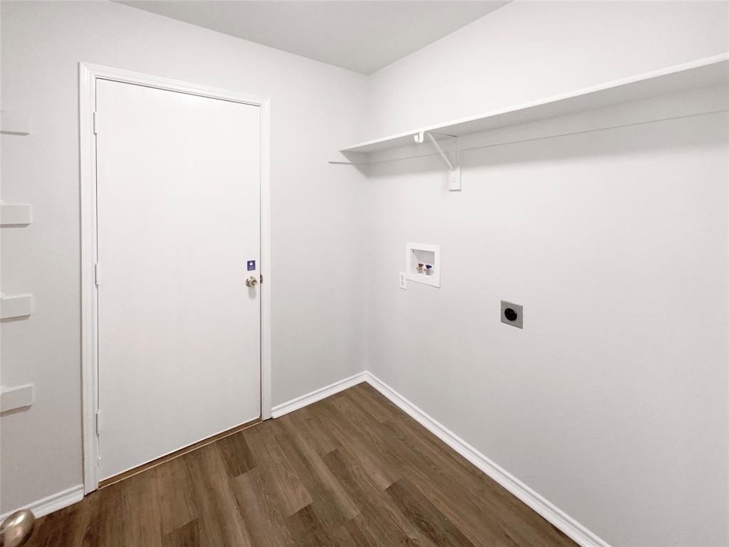 2466 Meadowgate Lane Property Photo 11