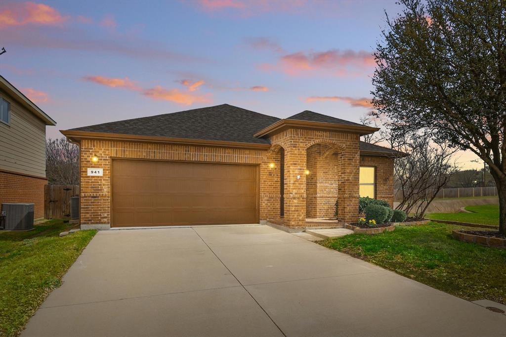 941 Iona Drive Property Photo