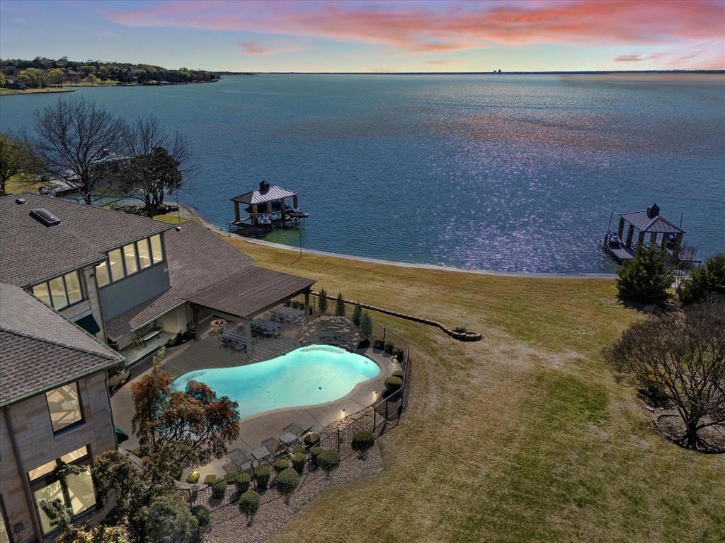 16 Lakeway Drive Property Photo 2