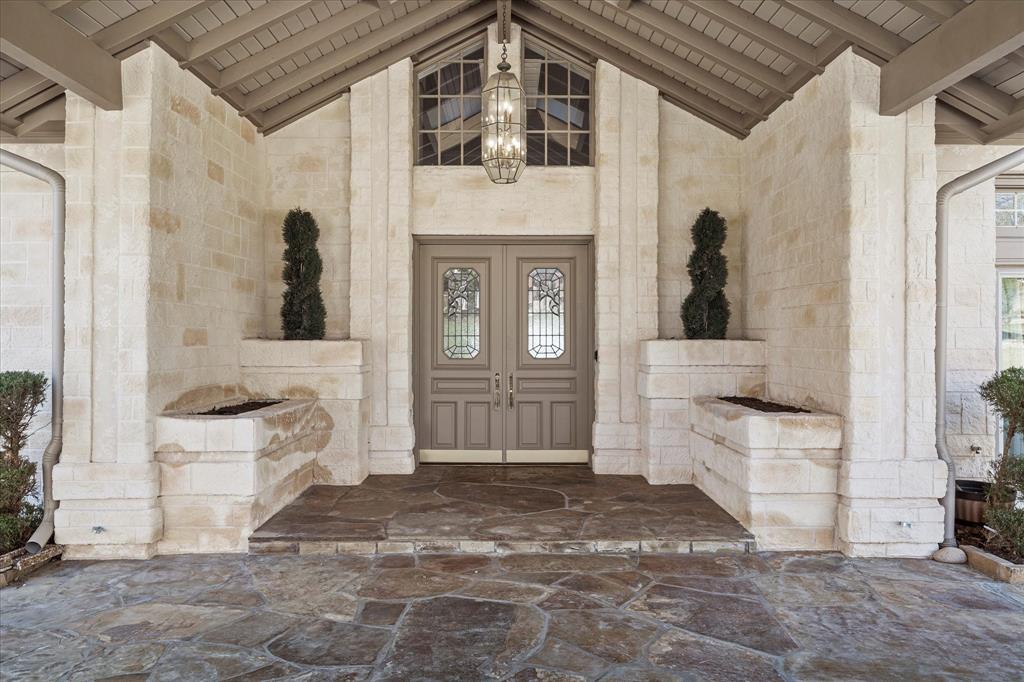 16 Lakeway Drive Property Photo 4