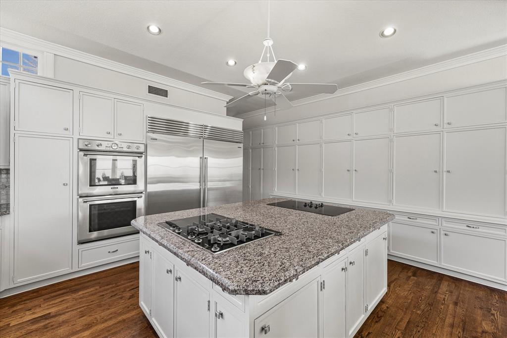 16 Lakeway Drive Property Photo 11