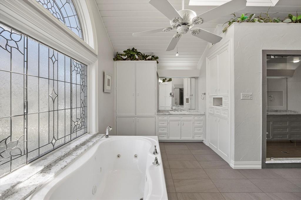 16 Lakeway Drive Property Photo 17