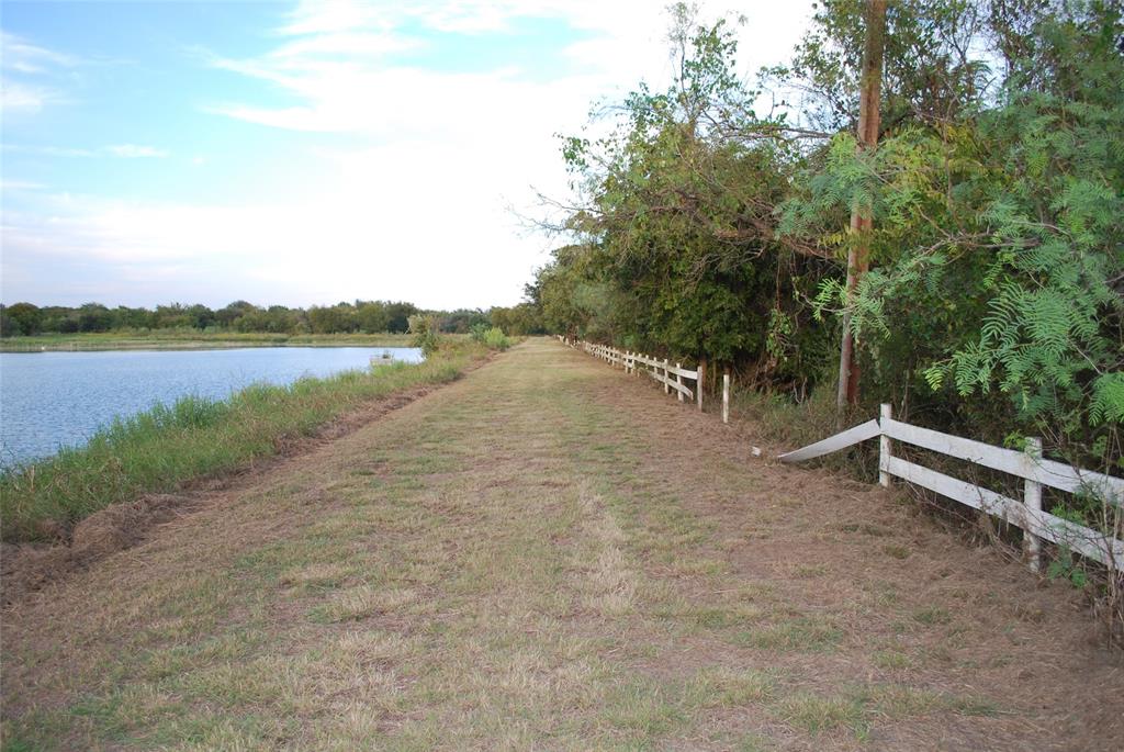 1455 Twin Oak Drive Property Photo 3