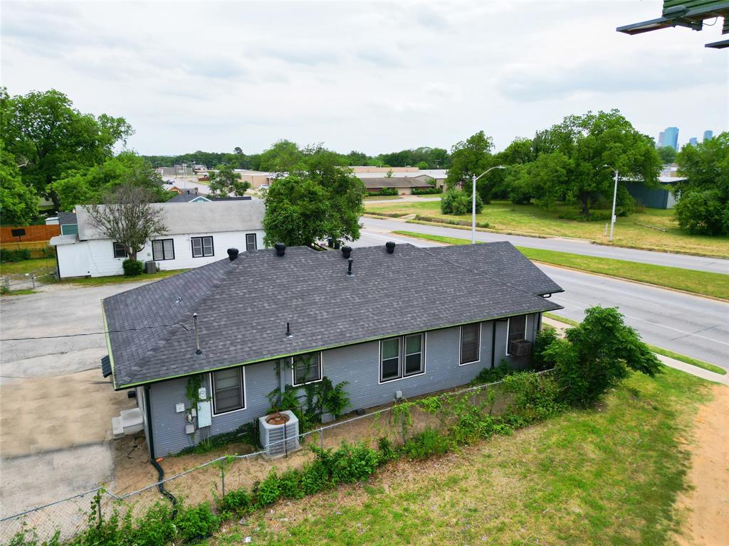 222 N Riverside Drive Property Photo 7