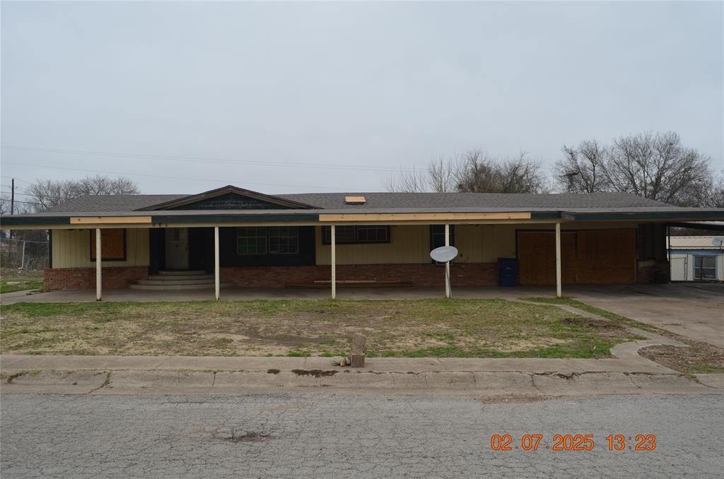 862 S Interstate 35 Property Photo