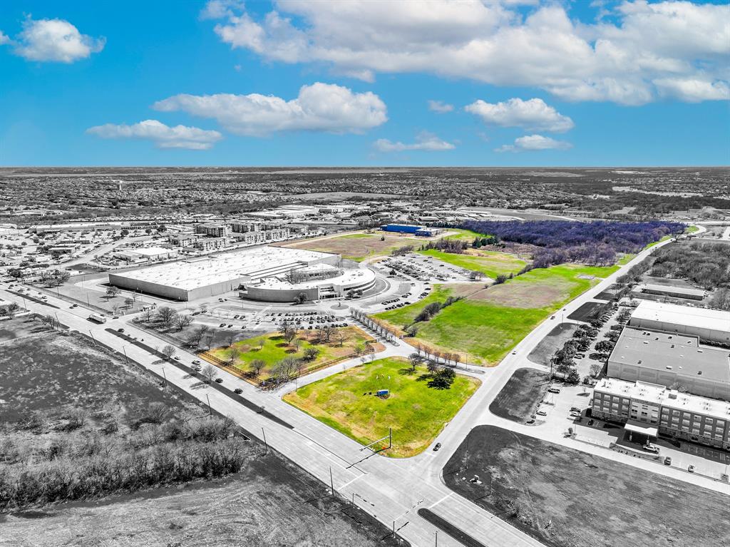 611 Sanden Boulevard Property Photo 1