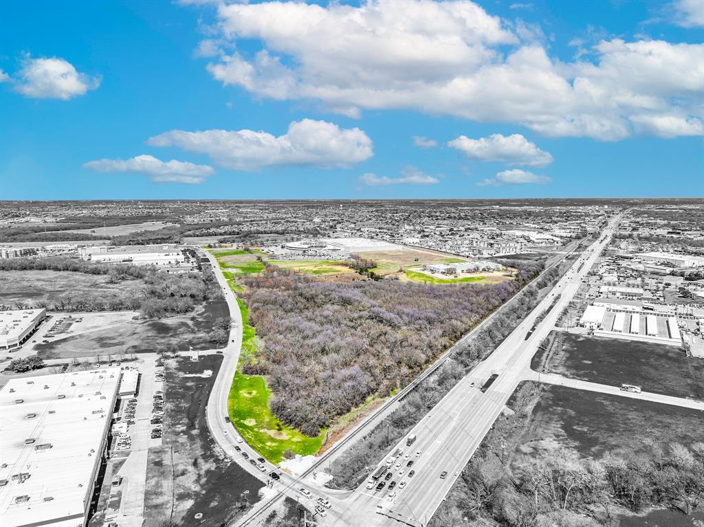 611 Sanden Boulevard Property Photo 2