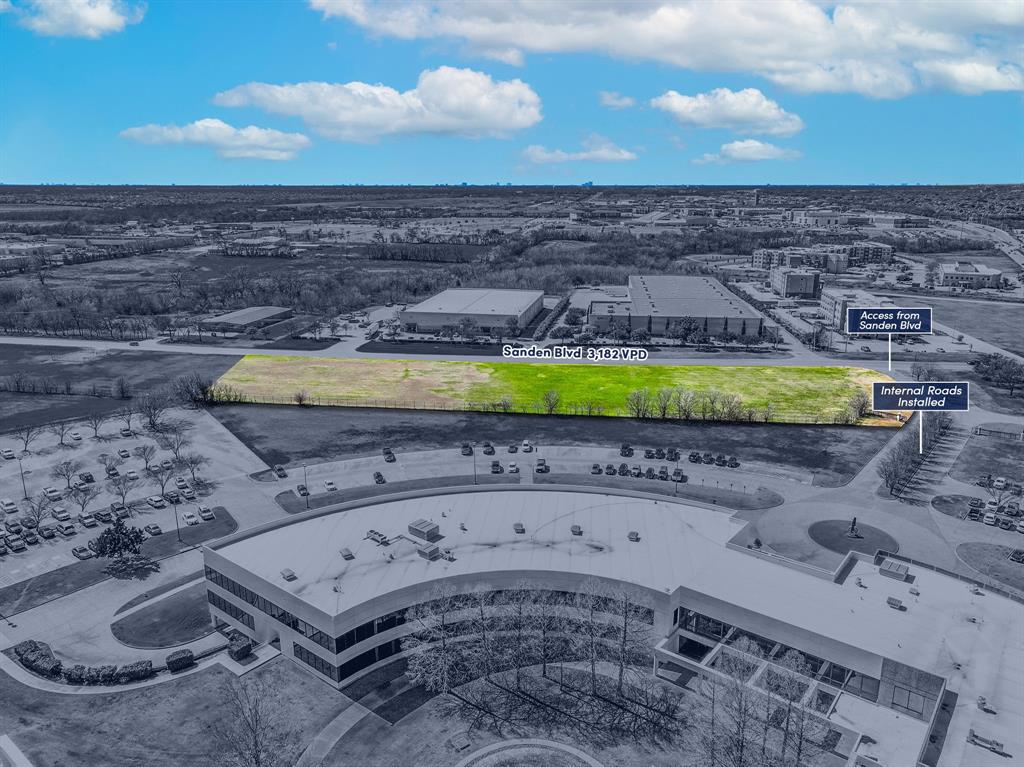 611 Sanden Boulevard Property Photo 5