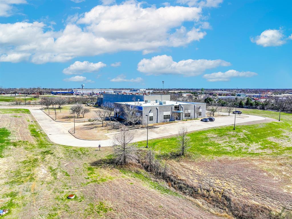 611 Sanden Boulevard Property Photo 7