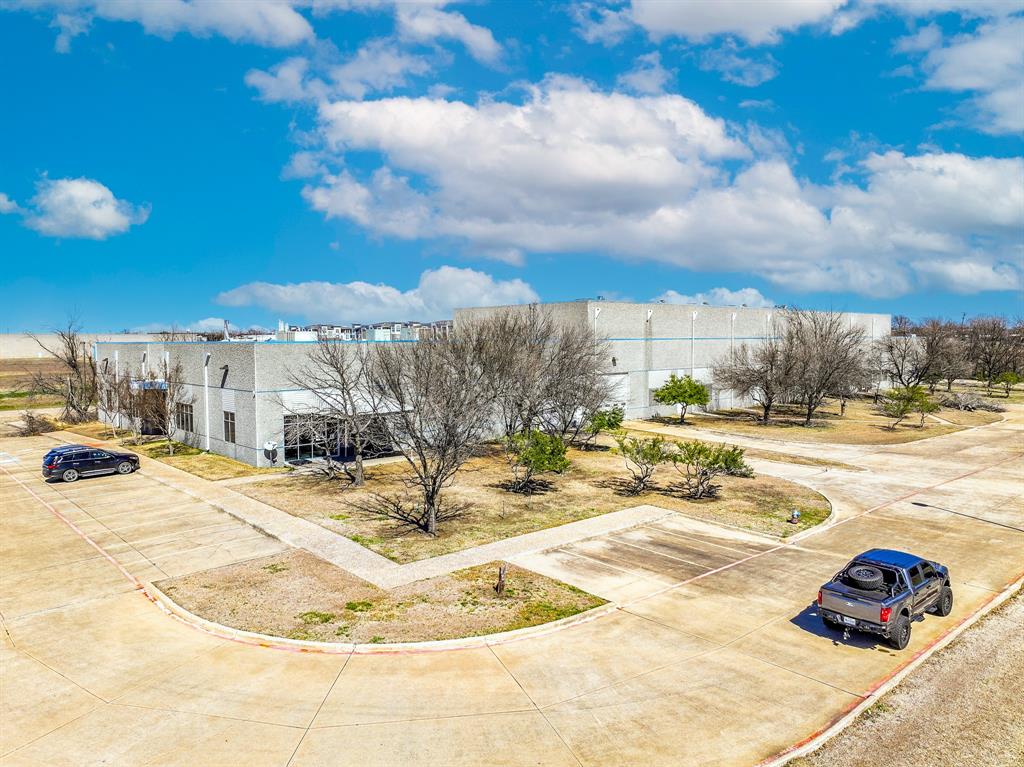 611 Sanden Boulevard Property Photo 8