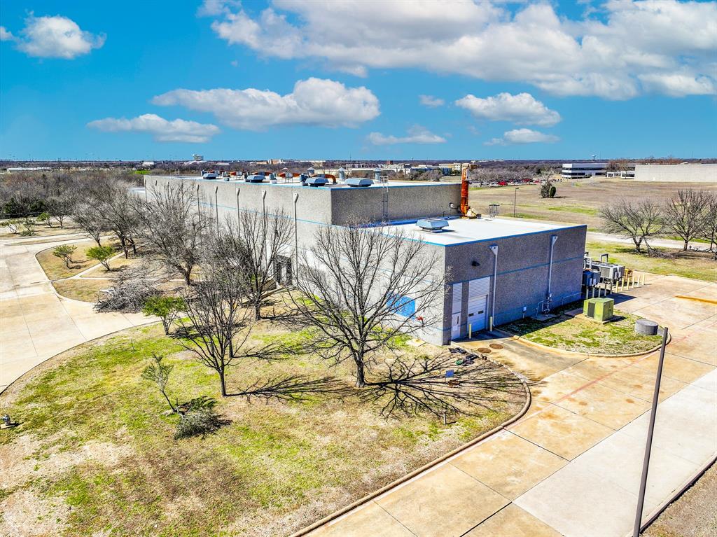 611 Sanden Boulevard Property Photo 9