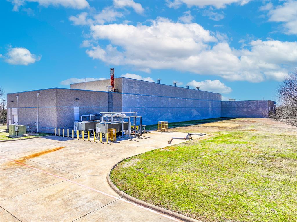 611 Sanden Boulevard Property Photo 10