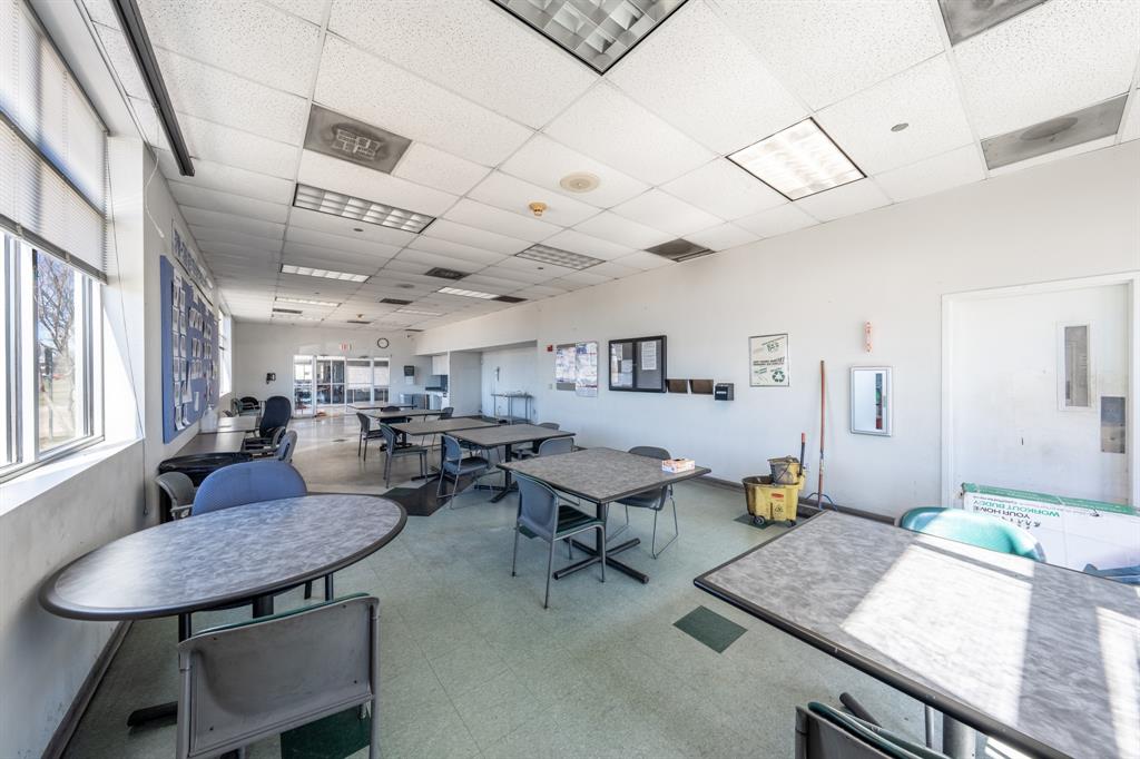 611 Sanden Boulevard Property Photo 17