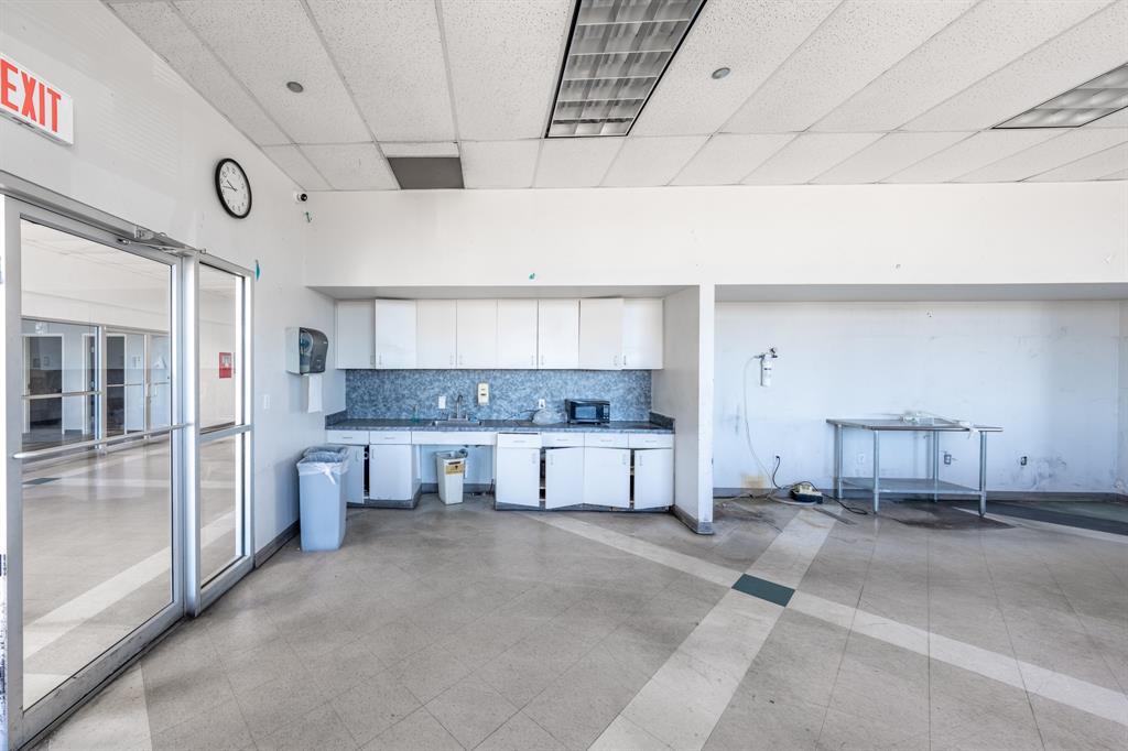 611 Sanden Boulevard Property Photo 18