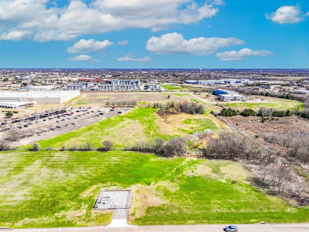 611 Sanden Boulevard Property Photo 29