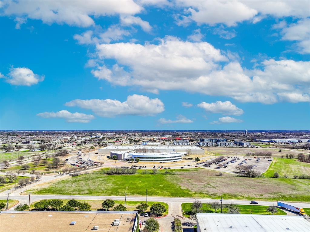 611 Sanden Boulevard Property Photo 30