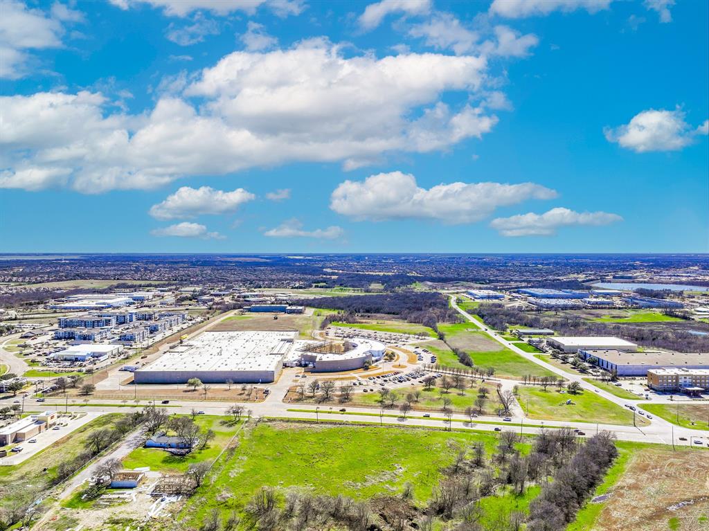 611 Sanden Boulevard Property Photo 32