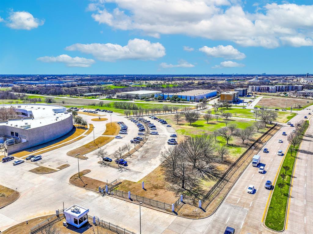 611 Sanden Boulevard Property Photo 34