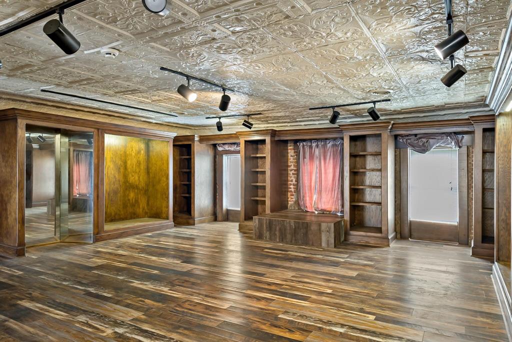 115 W Grand Street Property Photo 6