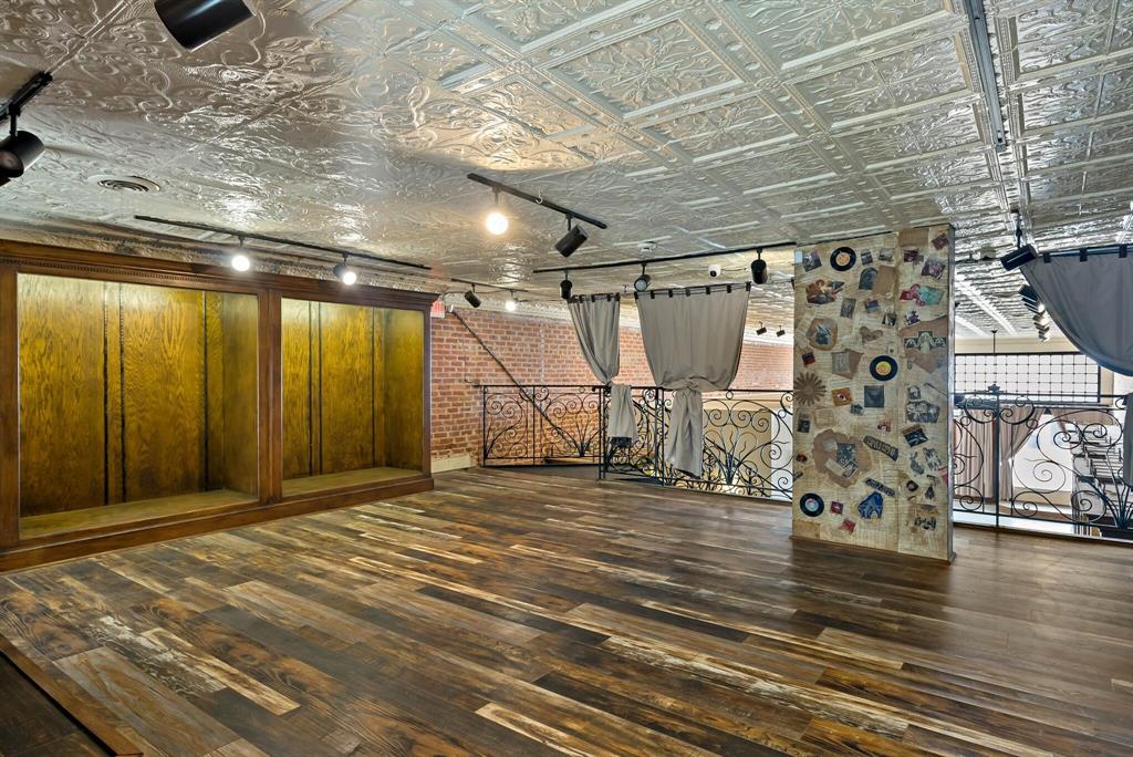 115 W Grand Street Property Photo 7