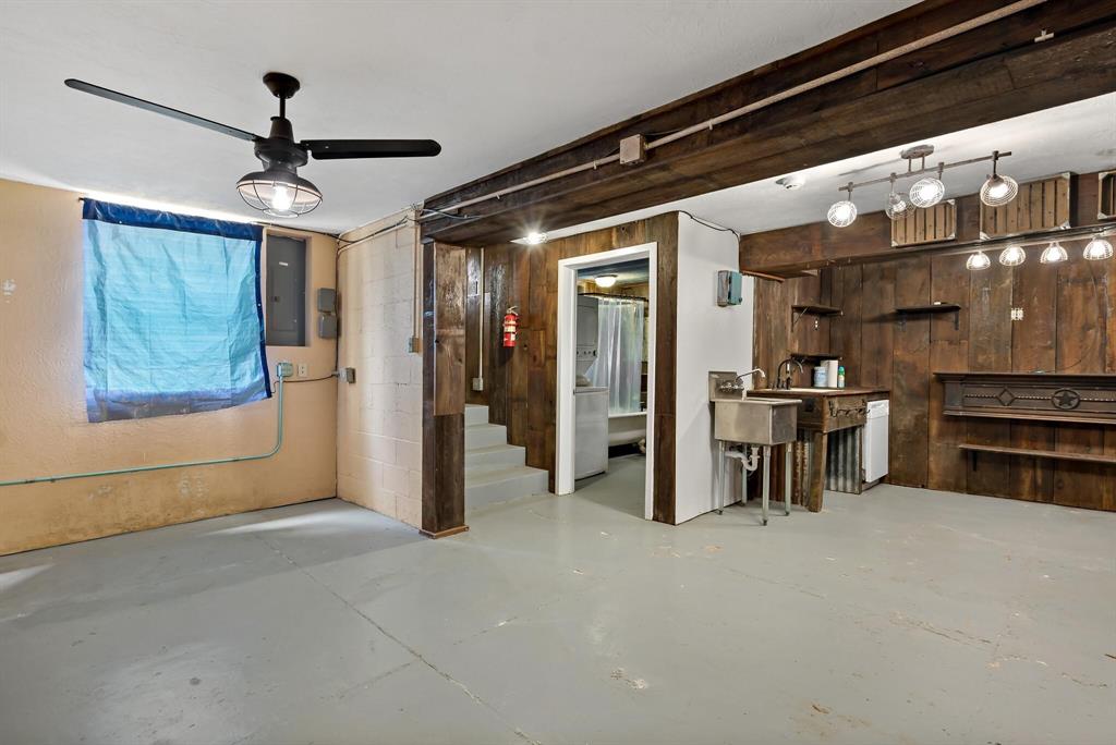 115 W Grand Street Property Photo 10