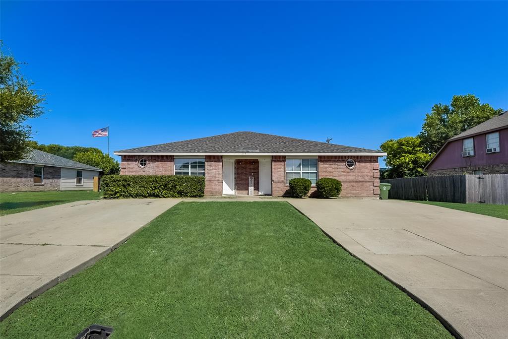 315 Queens Court Property Photo
