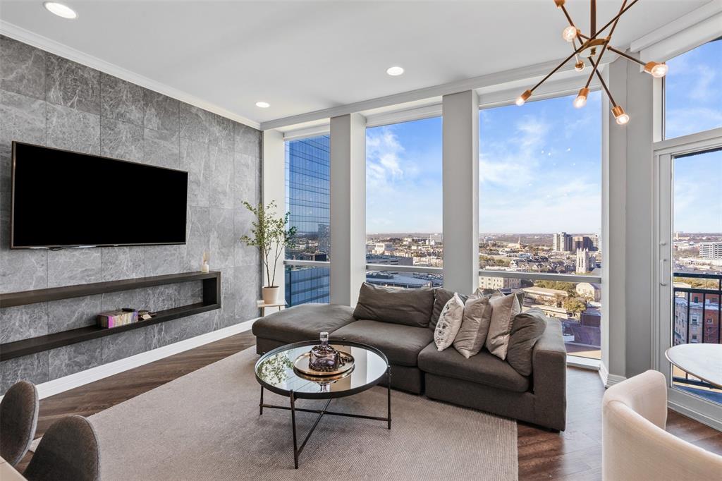 500 Throckmorton Street Property Photo