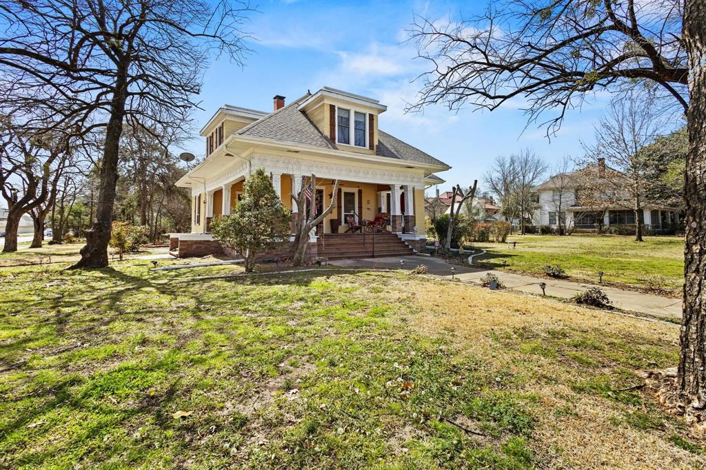 1104 W Bond Street Property Photo 1