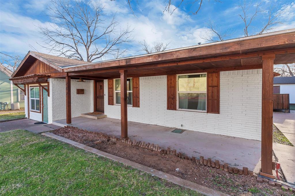 212 N Crockett Street Property Photo 4