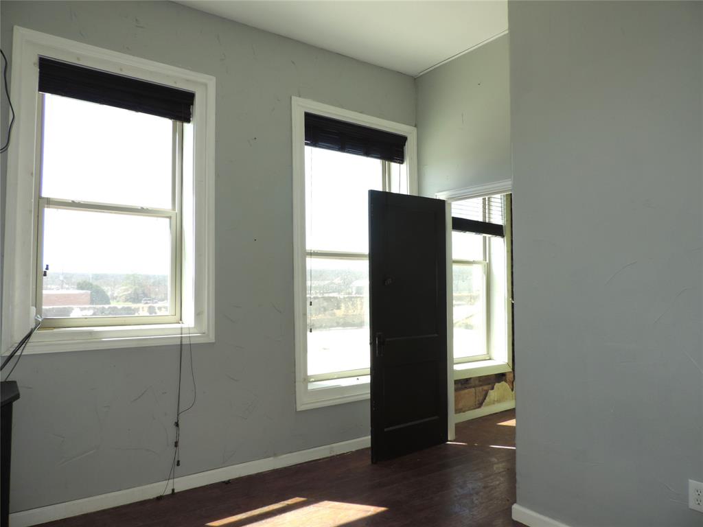 112 S Austin Property Photo 24