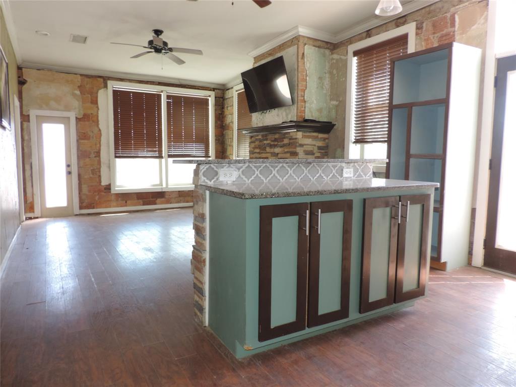 112 S Austin Property Photo 37