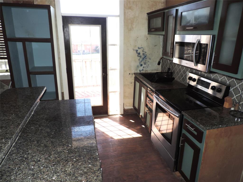 112 S Austin Property Photo 38
