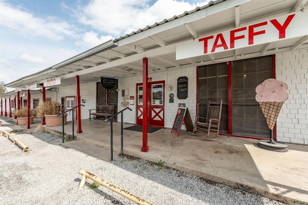 3408 N Us Highway 281 Property Photo 2