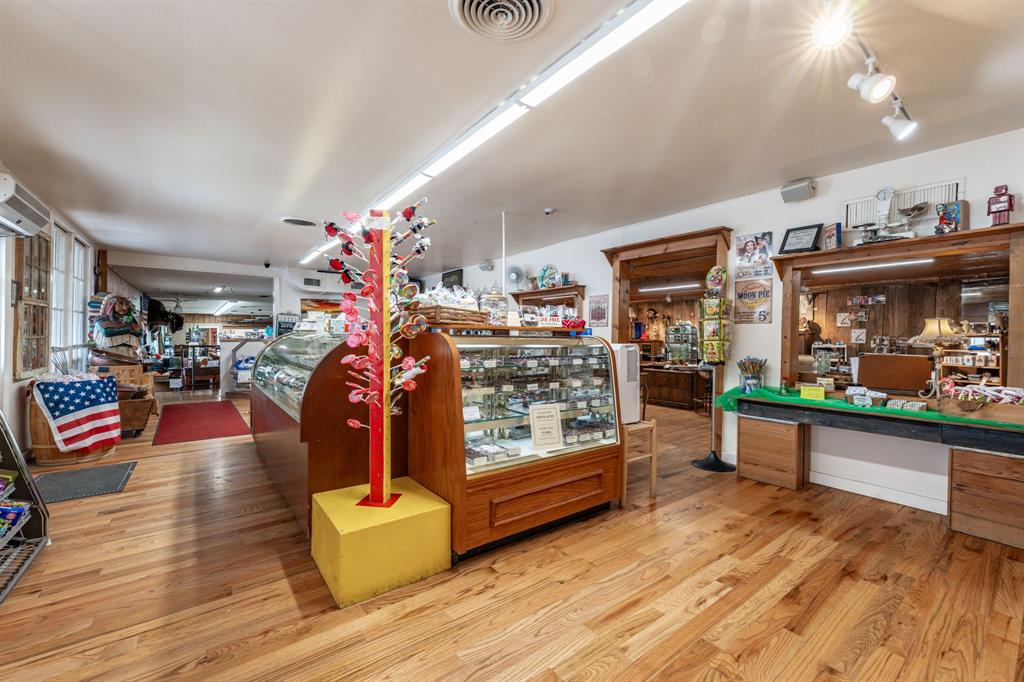 3408 N Us Highway 281 Property Photo 5