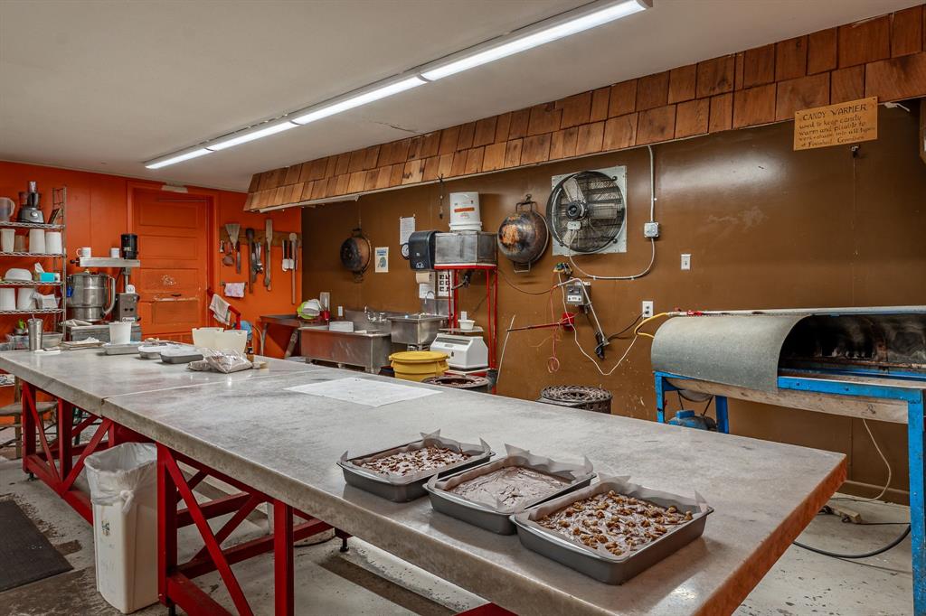 3408 N Us Highway 281 Property Photo 16