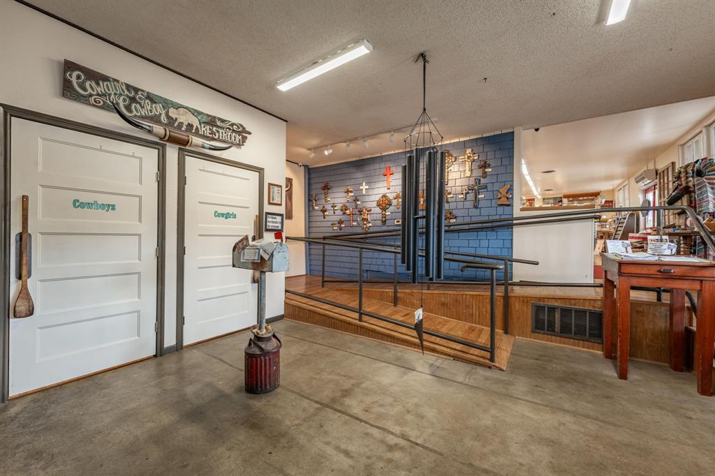 3408 N Us Highway 281 Property Photo 29