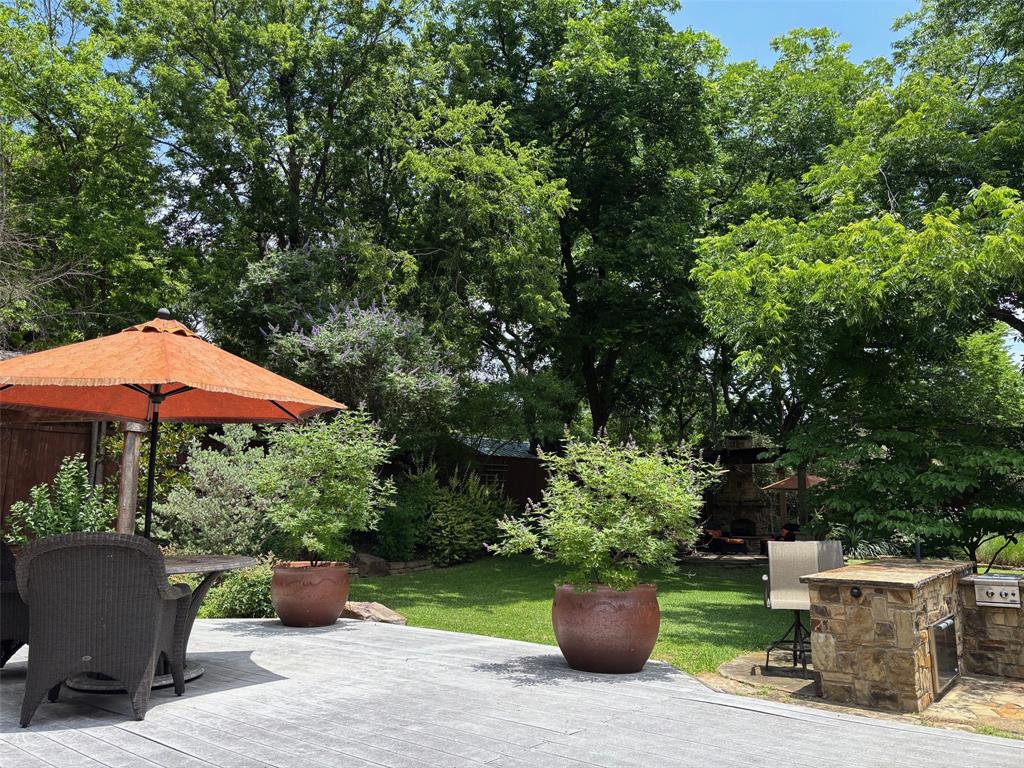 6814 Blackwood Drive Property Photo 2