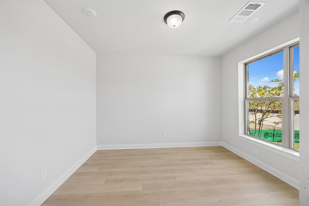 9504 Dahlia Boulevard Property Photo 10