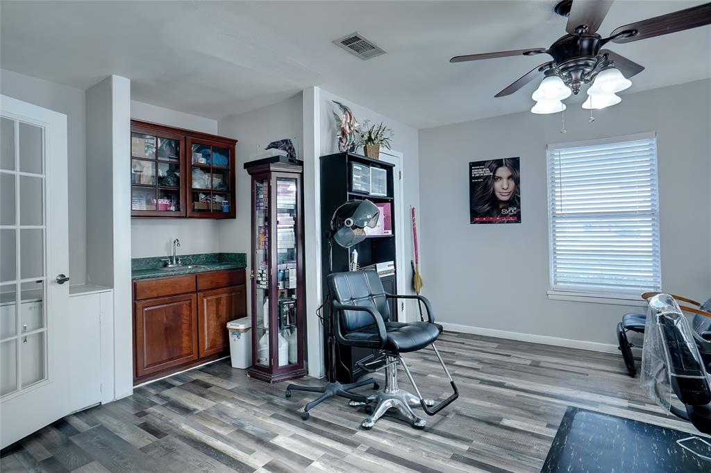 7298 Glenview Drive Property Photo 14