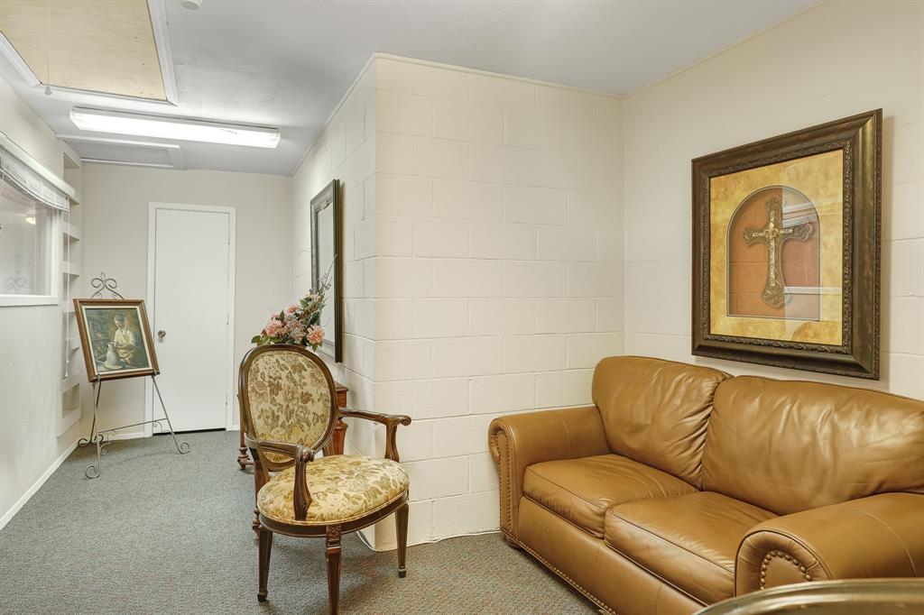 2525 N Buckner Boulevard Property Photo 9