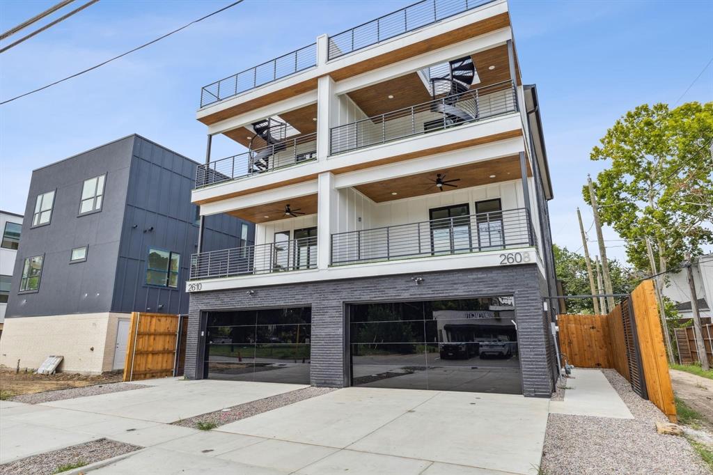 2608 N Carroll Avenue Property Photo
