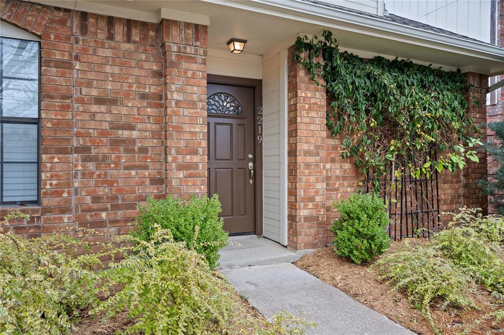 2219 GREENVIEW Drive Property Photo 1