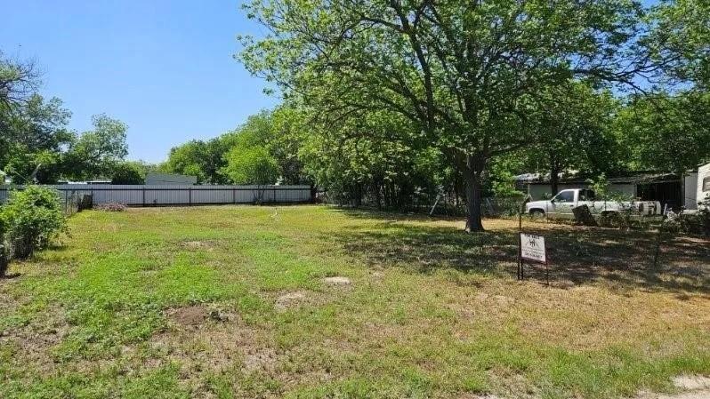 2114 S Neches Street Property Photo