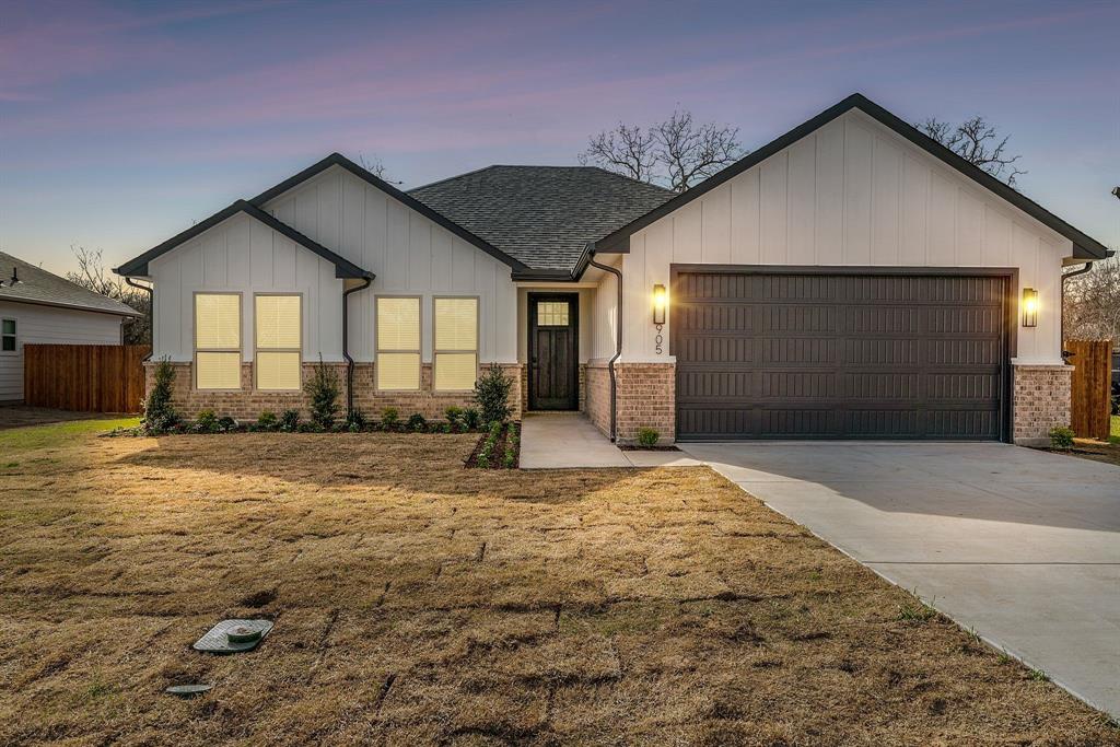 905 Crestway Drive Property Photo