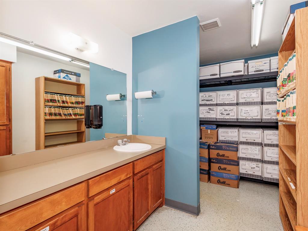 106 S Park Drive Property Photo 14