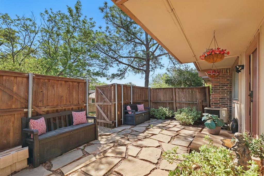 2700 Stonehaven Court Property Photo 1