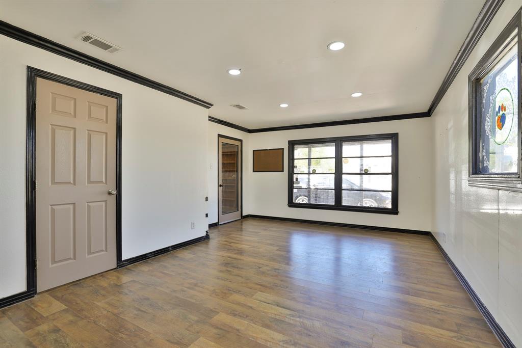 7240 Glenview Drive Property Photo 8