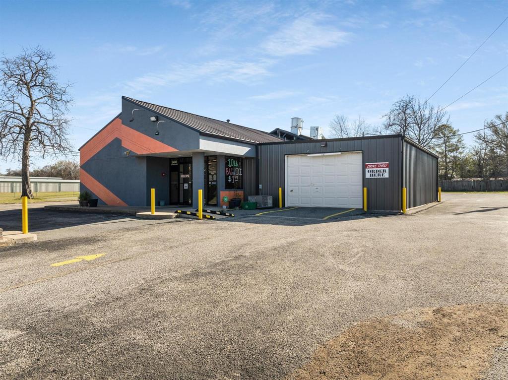 2400 Woodlawn Boulevard Property Photo